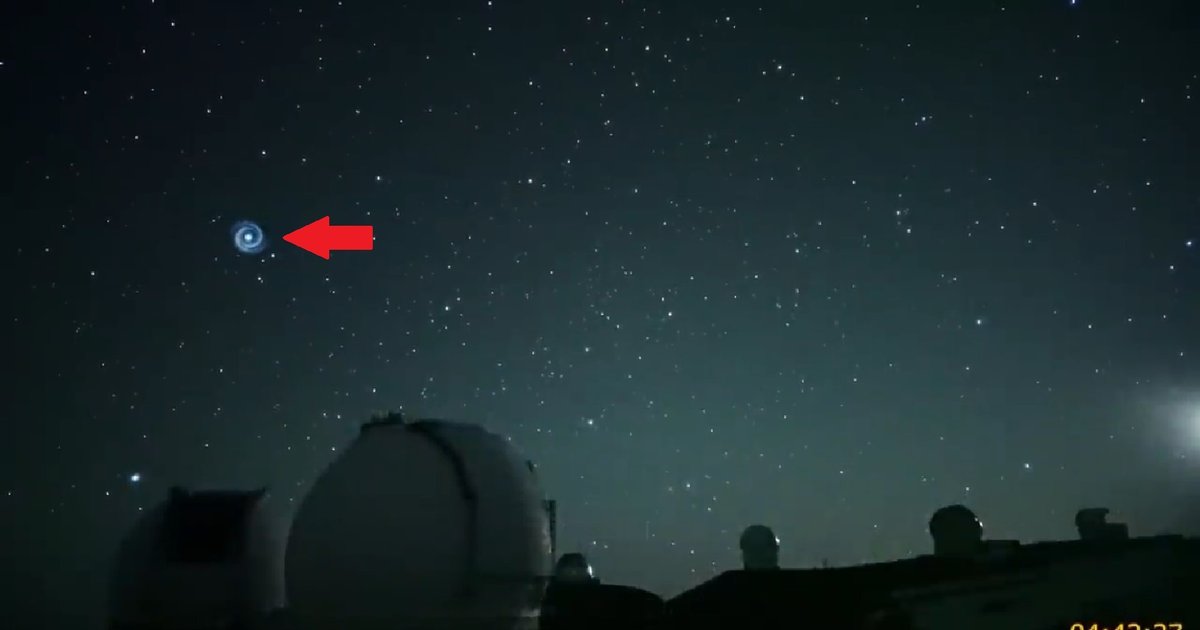 Загадочная голубая спираль замечена в небе над Гавайями