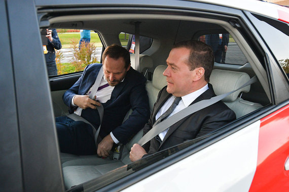Медведев и Волож протестировали беспилотный автомобиль «Яндекса»