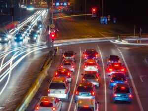 Добавление белого цвета в светофор может помочь беспилотным автомобилям увеличить трафик