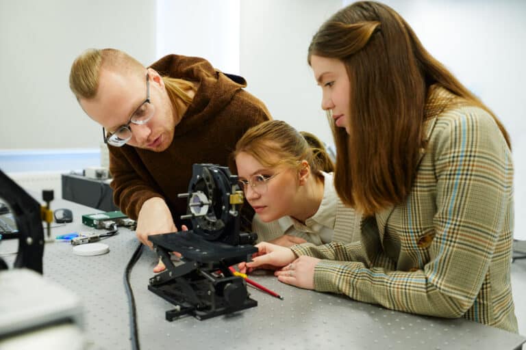 Нейтрино, плазма, фотоника и ИИ: молодые ученые рассказали об учебе в МГУ Саров