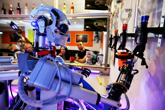 Роботы теперь работают в барах и делают массаж
