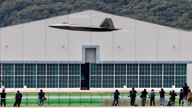 Самолеты и танки оборонной выставки в Сеуле