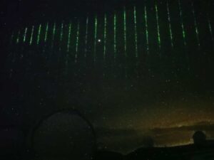 Что это за странные линии, пересекающие небо Гавайев?