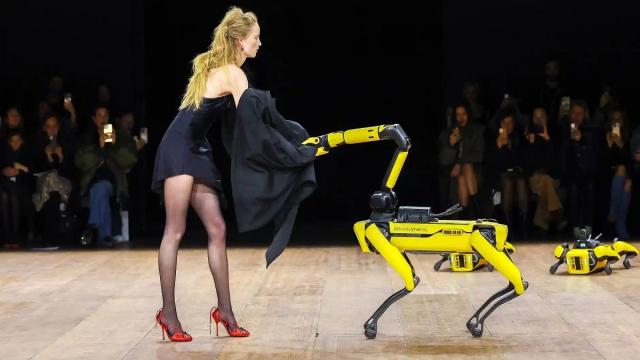Робопес Boston Dynamics раздел модель на&nbsp;Неделе моды в&nbsp;Париже (видео)