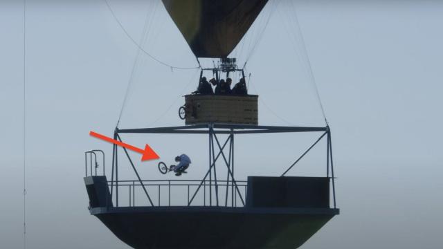 На воздушном шаре подняли огромный скейт-парк (видео)