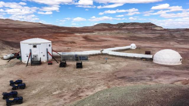 Четыре человека проживут год внутри симулятора Марса — подборка фотографий