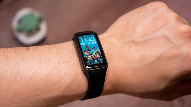 Крутой фитнес-браслет с большим экраном резко подешевел в России. Идеальный подарок