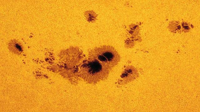 Почему ядро Земли горячее Солнца, но не плавится и сохраняет твердость