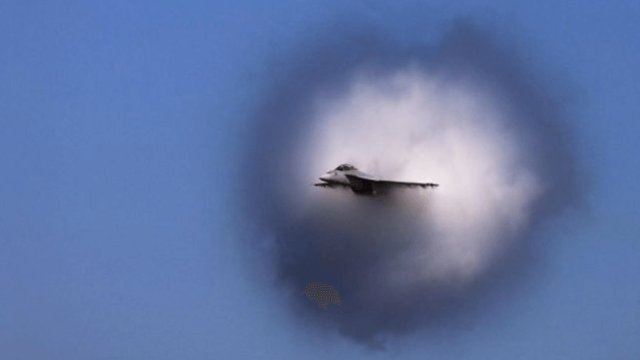 Хлопок при переходе самолета на сверхзвук — это миф. Причина «взрыва» совсем другая