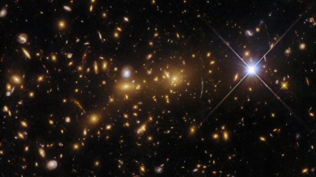 «Хаббл» разглядел в космосе галактическое чудовище