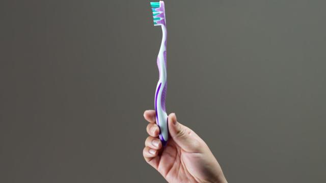 Зубная щетка «спела» музыкальный хит (видео)