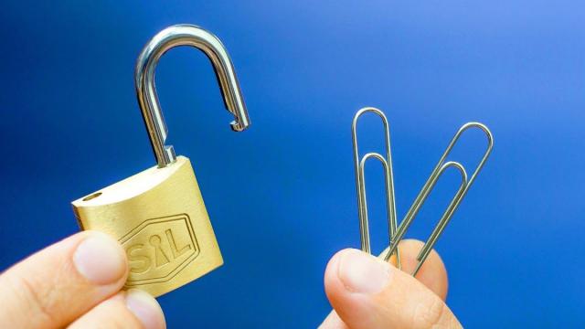 Лайфхак из фильма. Как открыть любой замок с помощью скрепок