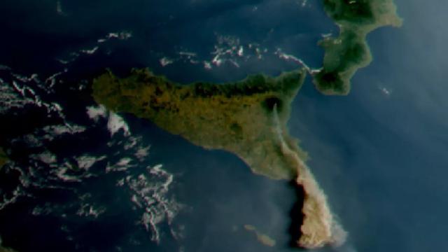 Спутник запечатлел извержение вулкана Этна