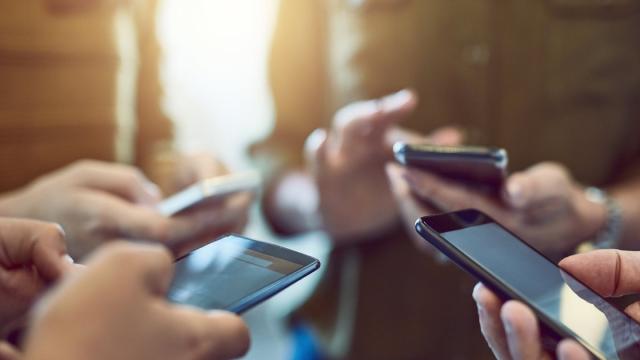 WhatsApp можно удалять – на Госуслугах появились соседские чаты