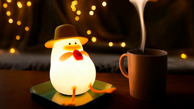 «Магическое» платье Adobe, возвращение «Тамагочи» и утки-кайфарики: самые неординарные новости недели