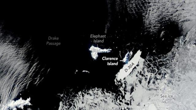 Посмотрите, как огромный айсберг врезается в остров пингвинов