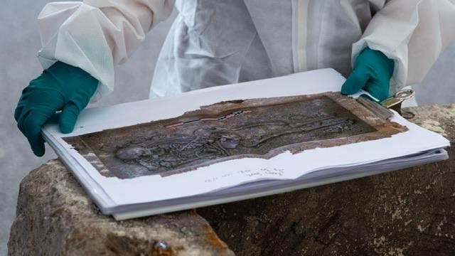 Редкий нетронутый саркофаг нашли во Франции: там похоронили женщину с «особым статусом»