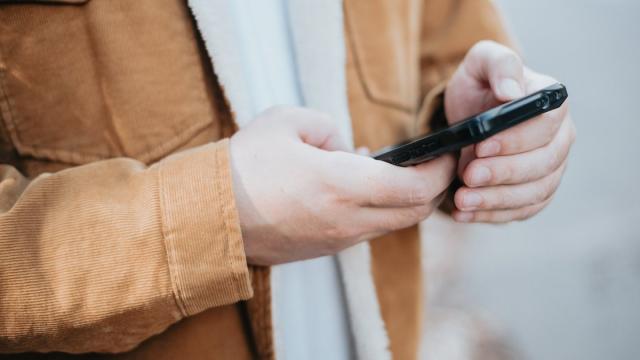 Россиянам временно разрешат регистрироваться с помощью Apple ID и Gmail