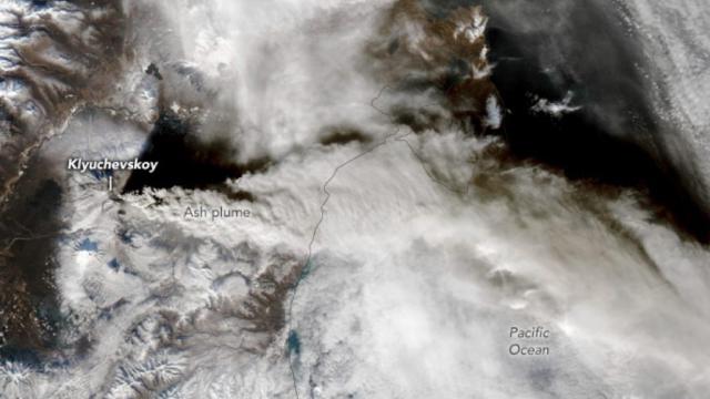 Спутники НАСА показали, как извергается Ключевская сопка