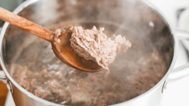 Нужно ли мыть сырое мясо перед приготовлением