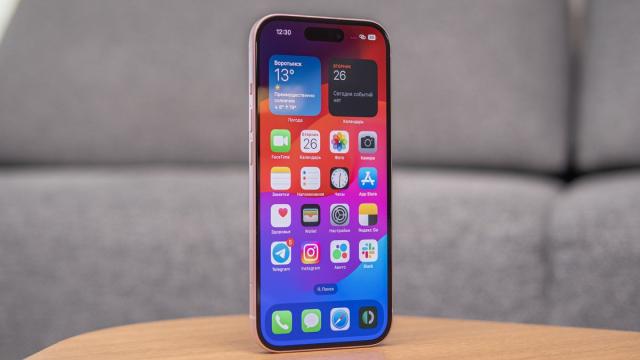 Современный iPhone 15 рекордно подешевел в России