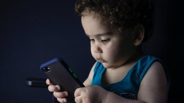 «Смертельные» 4 часа: Чем опасно долгое сидение в телефоне для ребенка