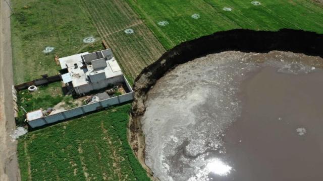 На Земле образуются глубокие воронки, в которые проваливаются дома