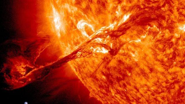«Обратно в каменный век»: вспышки на Солнце могут разрушить электросеть Земли