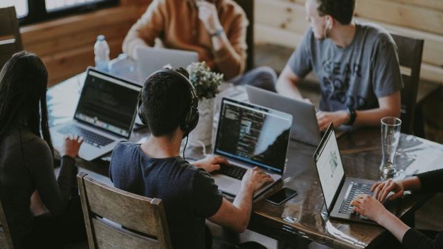 Российские компании перешли на инструменты разработки от RuStore
