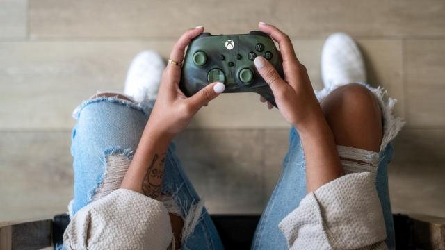 Microsoft выпустила геймпад для Xbox в «дымчатом» дизайне