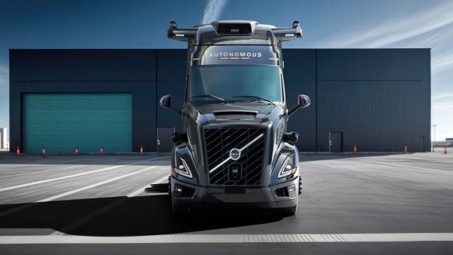 Volvo показала свою первую беспилотную фуру для дальнобойщиков
