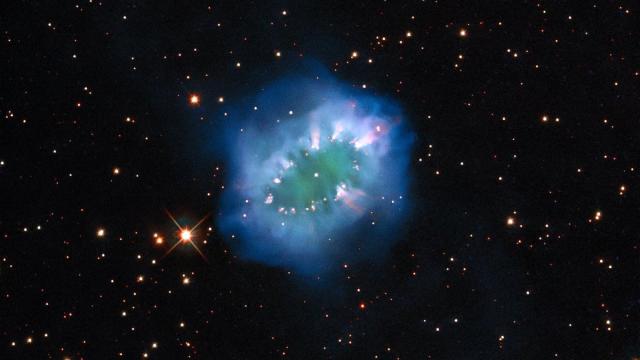 Взгляд в прошлое: как выглядит скопление звезд в соседней галактике (фото)