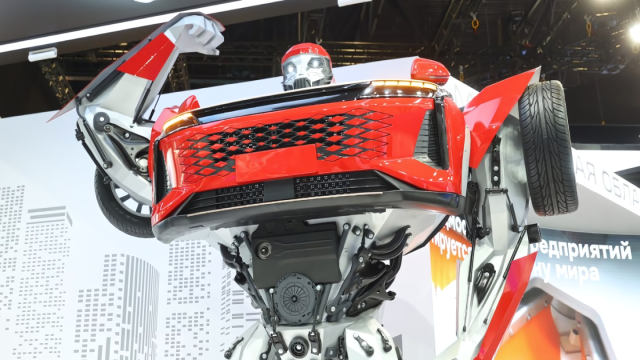 На ПМЭФ 2024 заметили огромного робота-трансформера