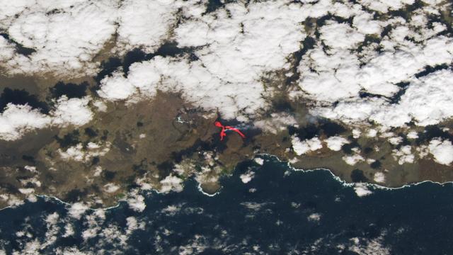 Посмотрите на мощное извержение вулкана из космоса