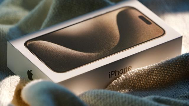 Топовый iPhone 15 Pro подешевел в России на 40%