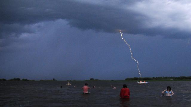 Убьет ли молния купающегося человека, если ударит в озеро или реку