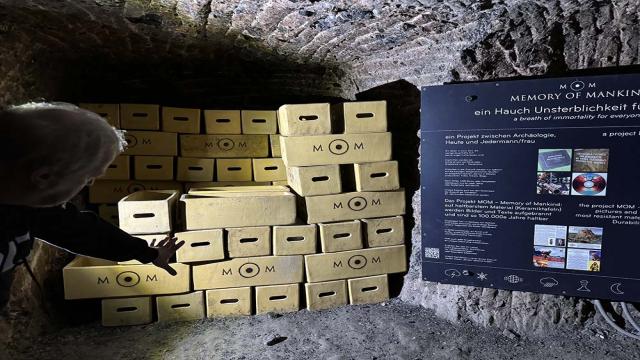 Геном человека записали на «вечный» кристалл: он выдержит миллиарды лет