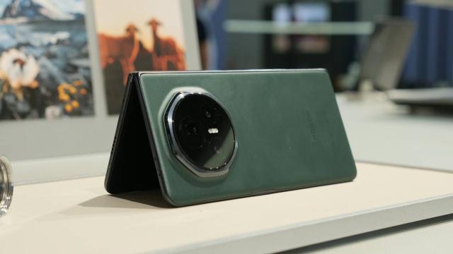 Российские журналисты заметили секретную надпись на Honor Magic V3