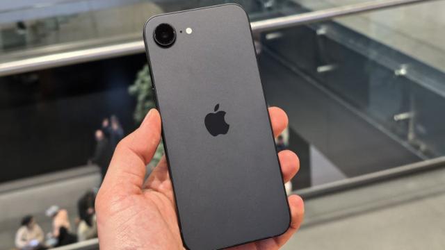 Бюджетный iPhone 16e подешевел в России