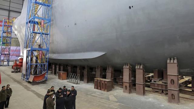 Северная Корея впервые представила 7000-тонную атомную подводную лодку