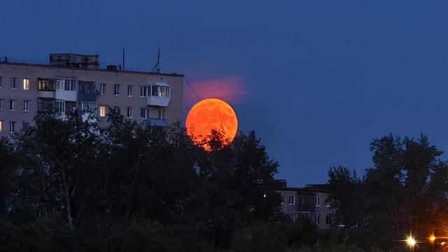 «Клубничную Луну» сфотографировали над Россией