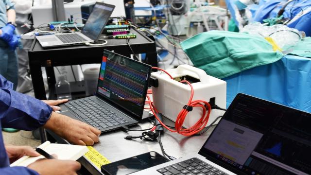 Конкурент Neuralink впервые испытал мозговой имплантат на человеке