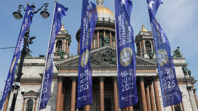 Участники ПМЭФ-2025 пожаловались на сбой мобильного интернета