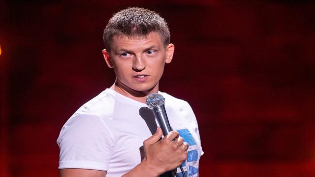Почему в комедиях делают паузу после шутки — и почему это действительно работает
