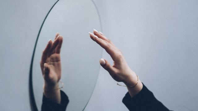 Зачем в СССР зеркала вешали под углом у потолка