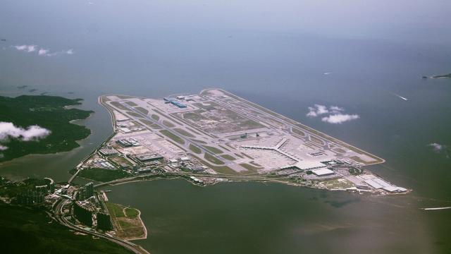 Самый опасный аэропорт в мире: что с ним было не так и почему его закрыли 30 лет назад