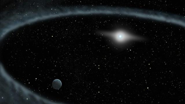 Астрономы объяснили неправильное кольцо космической «пасти южной рыбы»