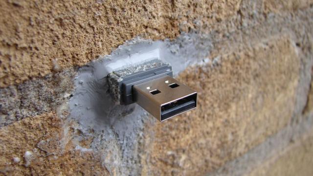 В стенах российских домов обнаружили странные флешки: что это