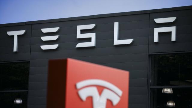 Почему Tesla все еще не представила полноценный самоуправляемый автомобиль