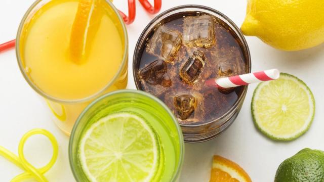 Раскрыто неожиданное влияние сладкой газировки и алкоголя на волосы